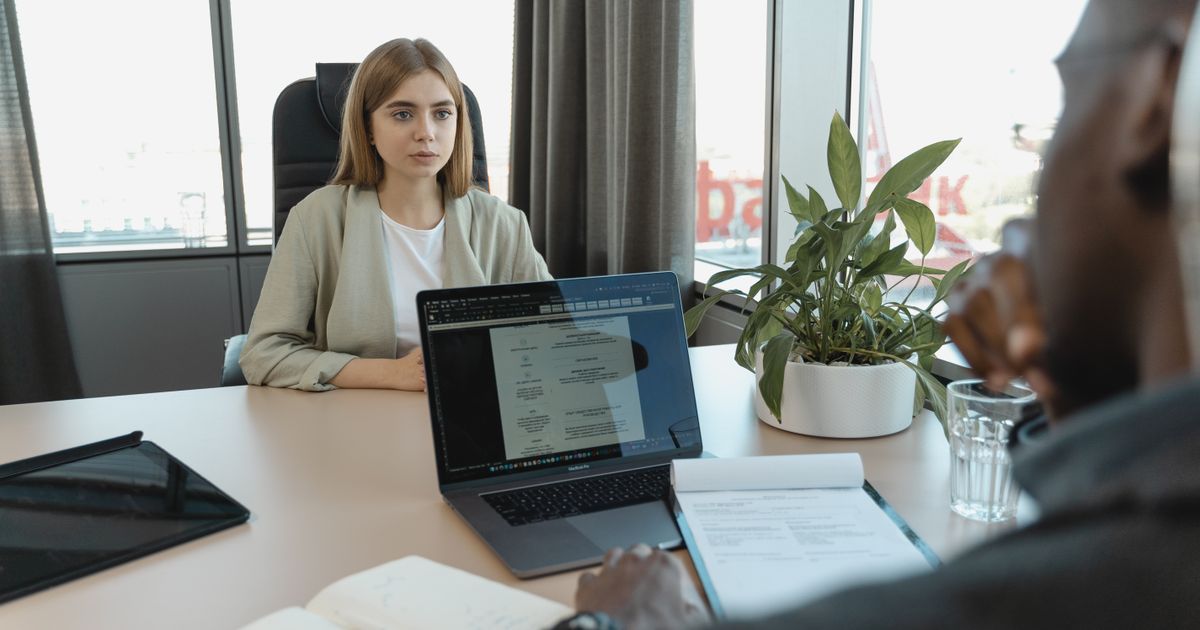Bewerbungsgespräch an einem Tisch in einem Büro
