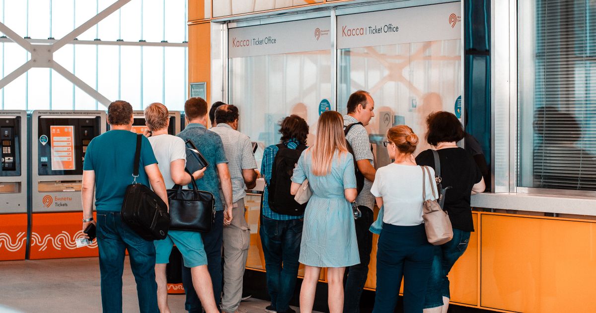 Wartende Personen in einer Schlange am Ticketschalter