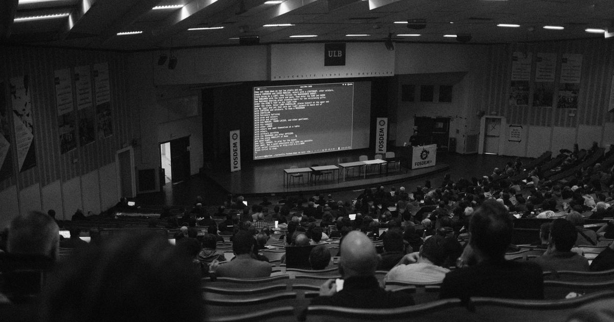 Publikum bei einer Technologiekonferenz im Hörsaal