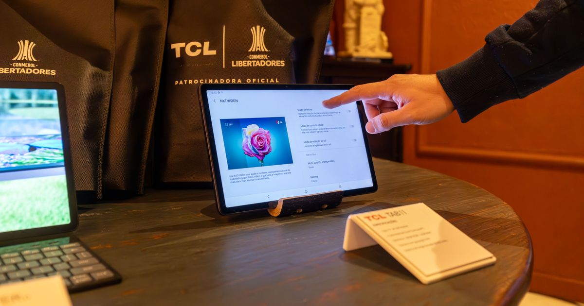 Person bedient ein Tablet auf einer Fachmesse