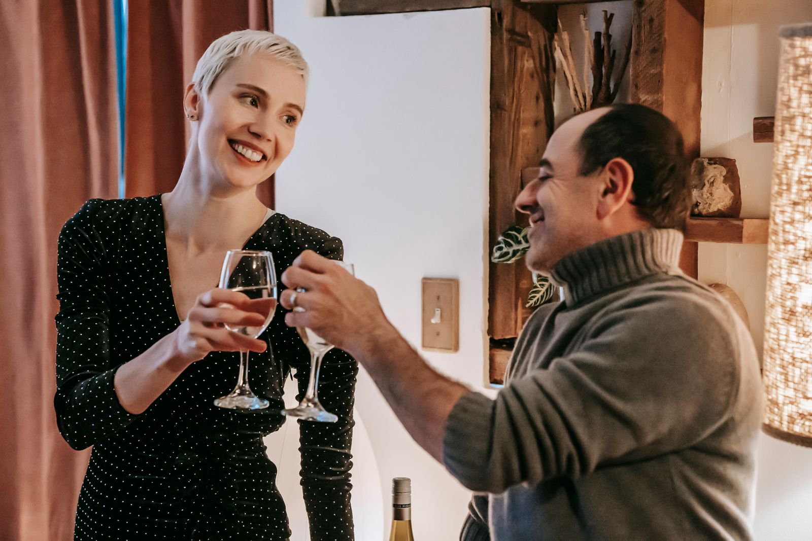 Elegant gekleidetes Paar stößt mit Champagnergläsern an