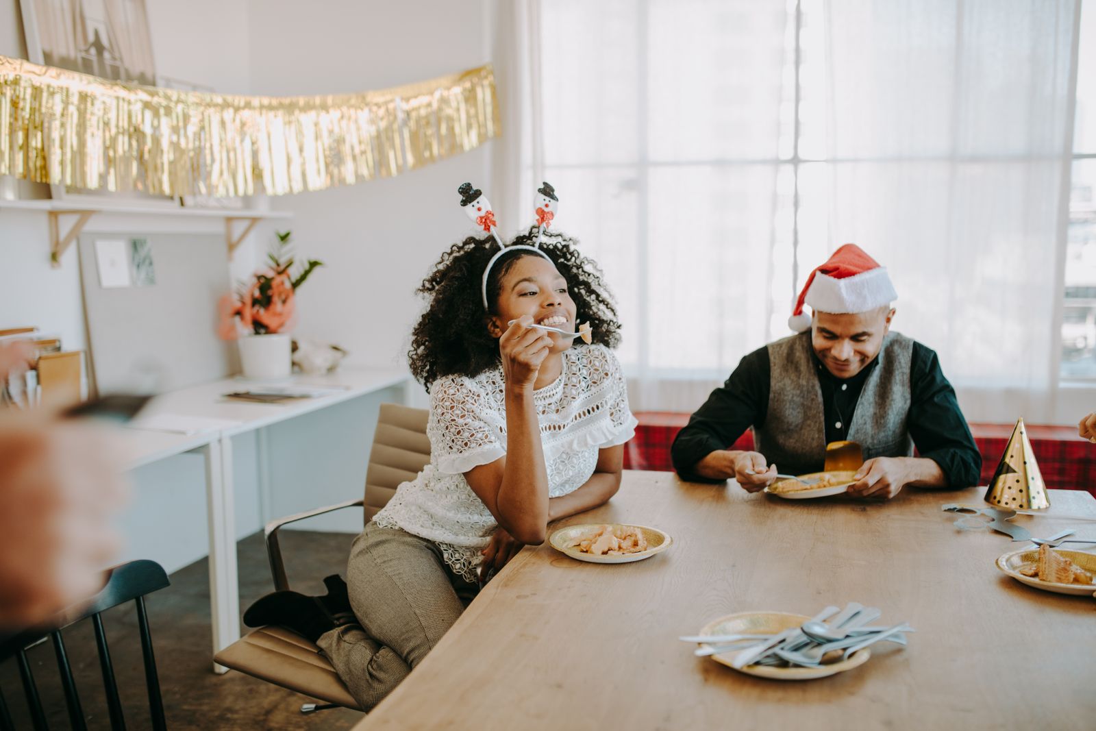 Kolleginnen und Kollegen bei einer Weihnachtsfeier im Büro