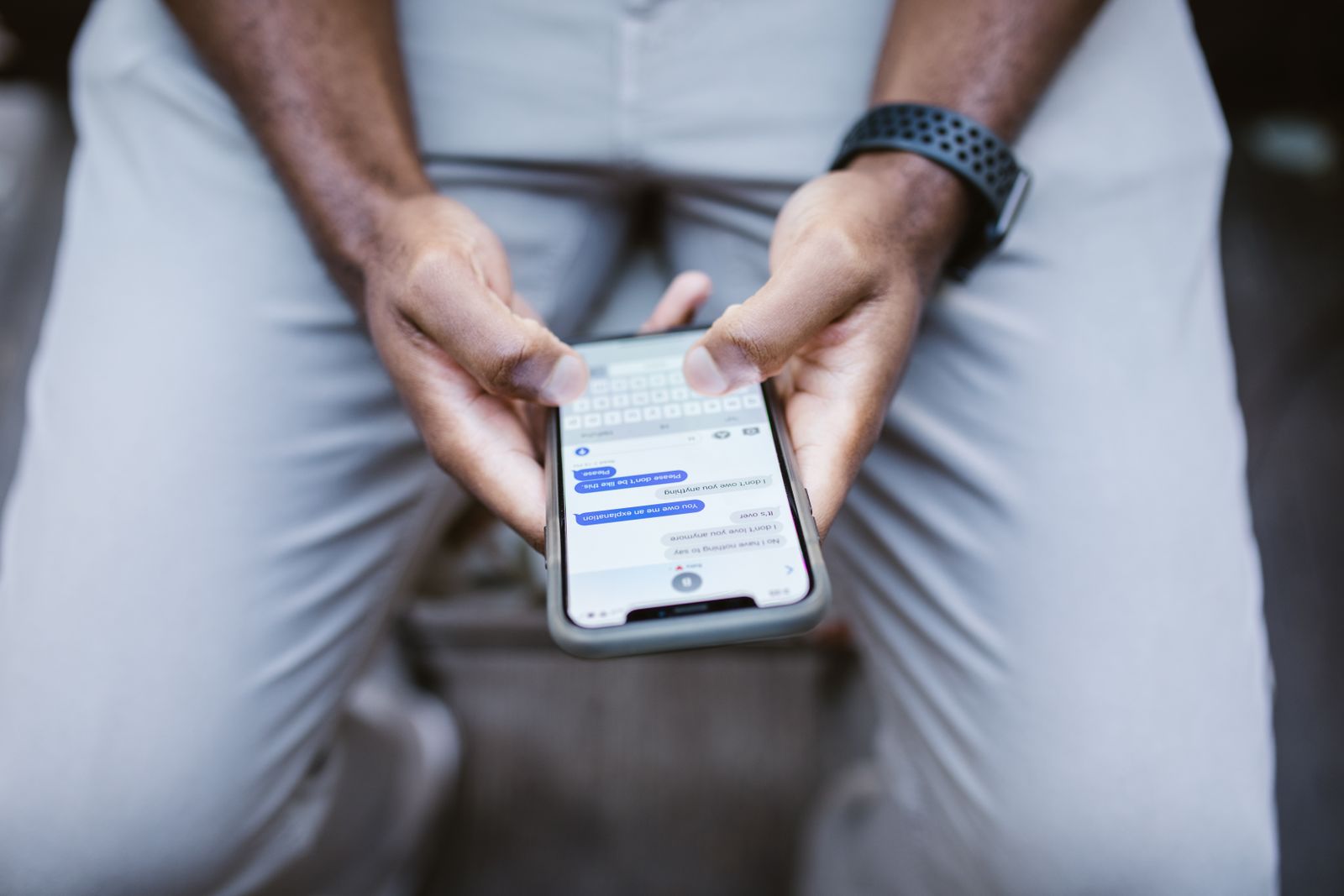 Person tippt eine Nachricht auf einem Smartphone