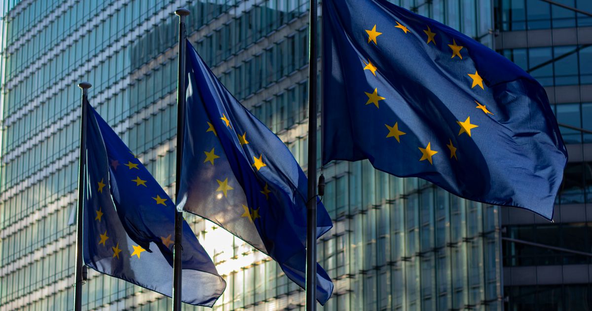 EU-Flaggen vor dem Gebäude der Europäischen Kommission