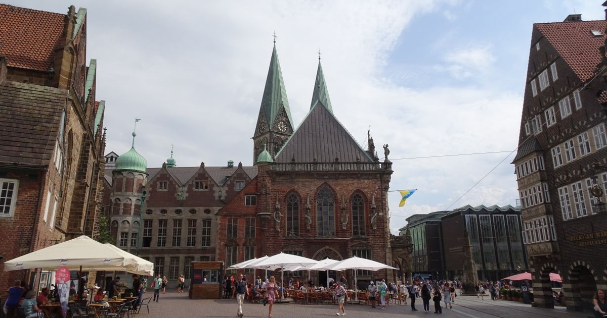 Marktplatz in Bremen mit Dom und historischen Fassaden an einem Sommertag