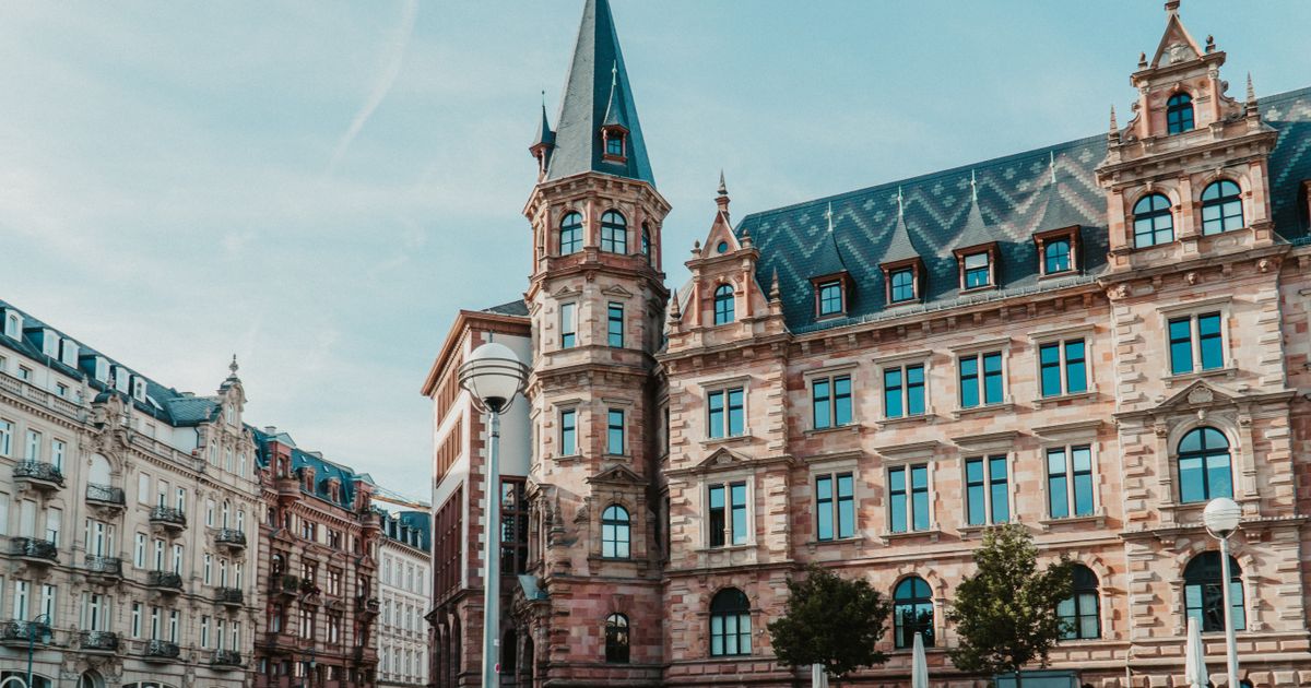 Historisches Gebäude aus dem 19. Jahrhundert in Wiesbaden an einem sonnigen Tag