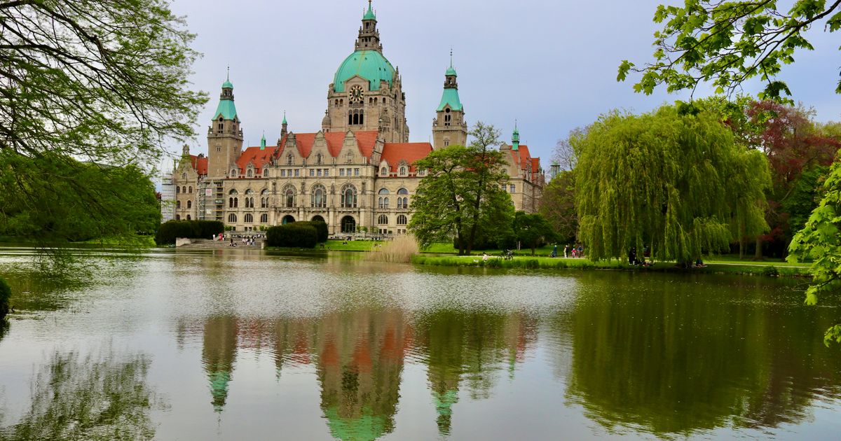 Neues Rathaus in Hannover mit grüner Kuppel, gespiegelt im Teich
