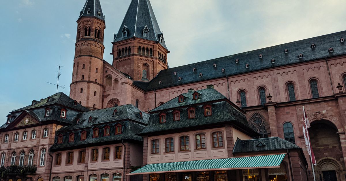 Mainzer Dom aus rotem Sandstein mit angrenzenden Häusern am Marktplatz