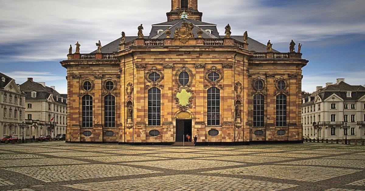 Ludwigskirche in Saarbrücken mit barocker Fassade und gepflastertem Platz