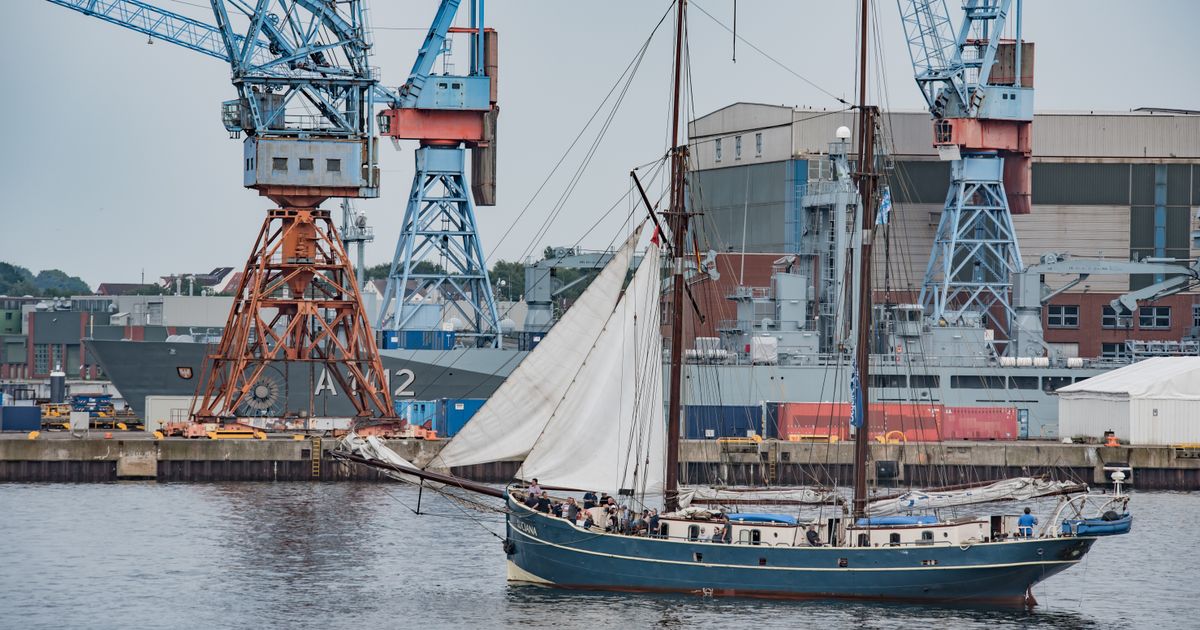 Traditionssegler im Kieler Hafen vor Werftkränen