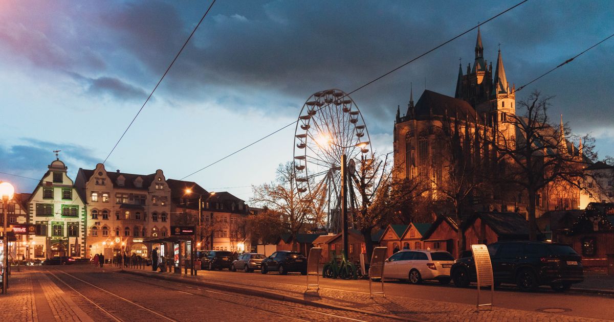 Domplatz in Erfurt am Abend mit Riesenrad und beleuchtetem Dom