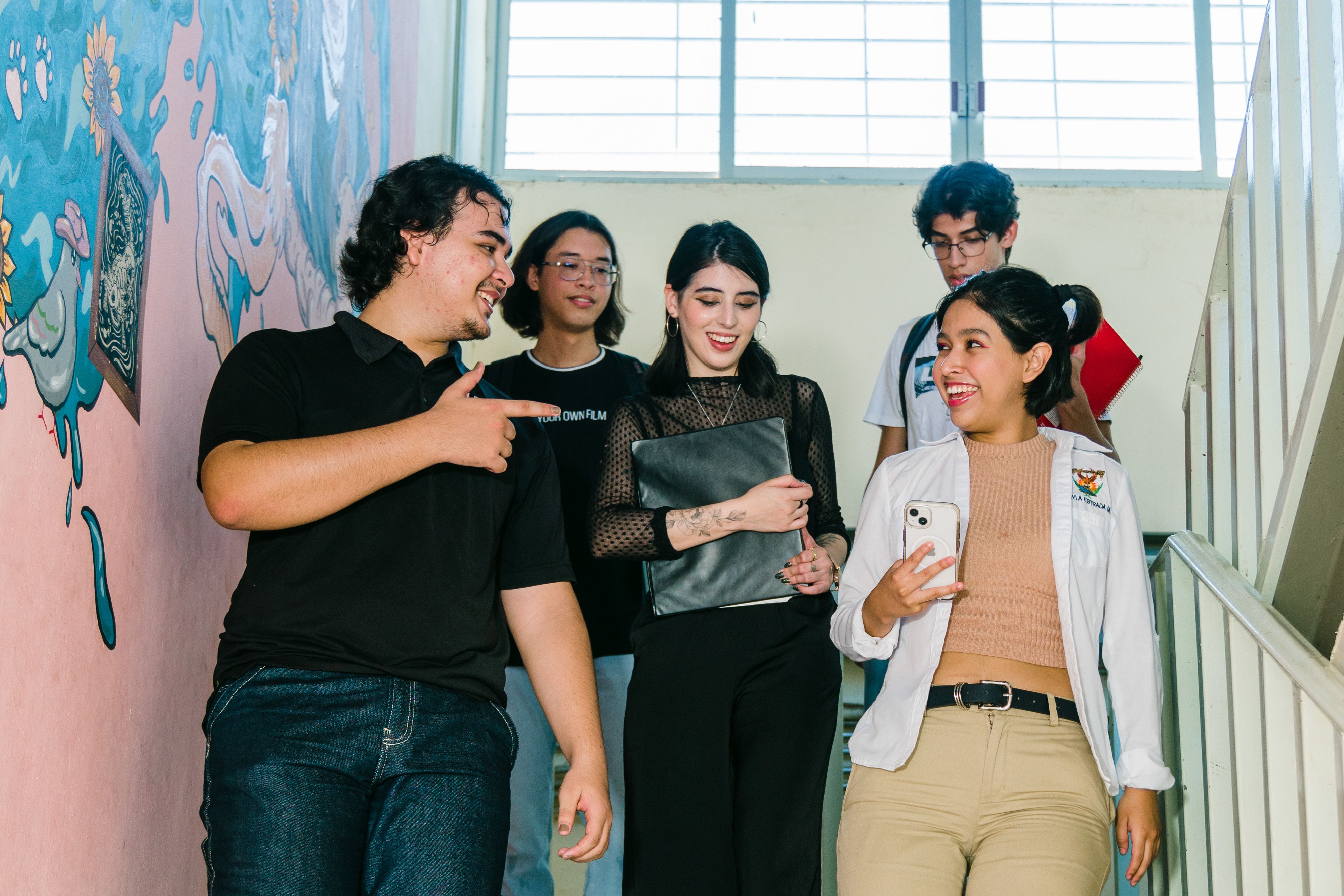Gruppe internationaler Studierender im Gespräch auf einem Campus