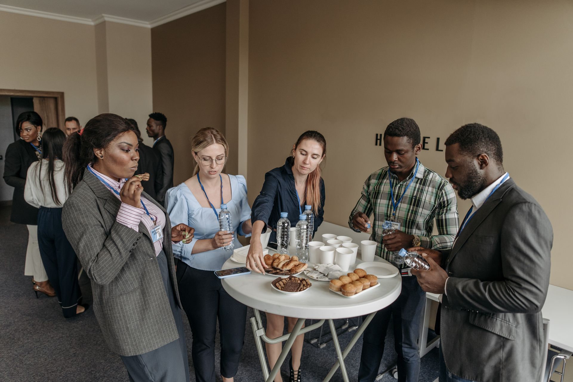 Teilnehmende einer Tagung in der Kaffeepause am Stehtisch