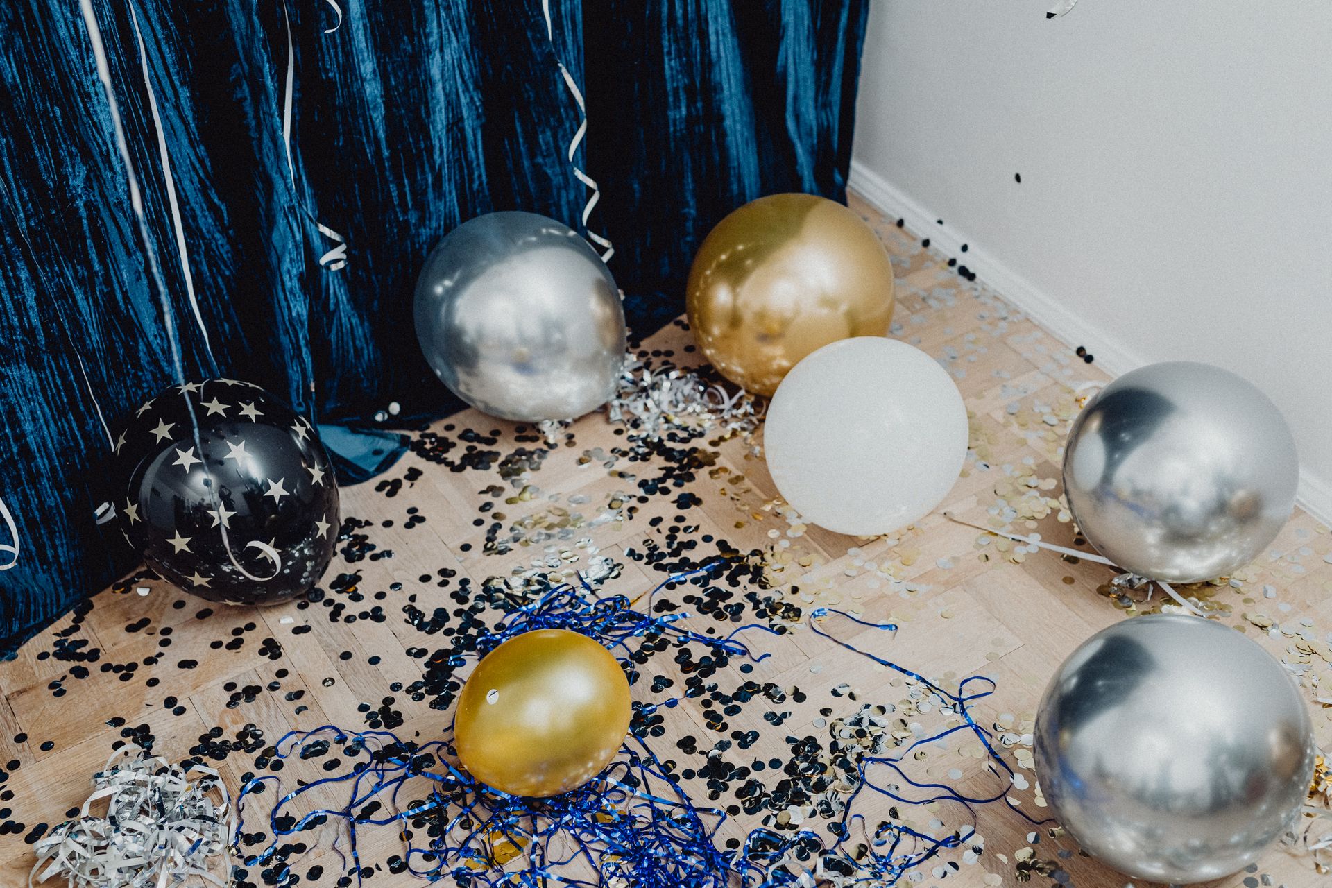 Gold- und Silberballons mit Konfetti nach einer Jubiläumsfeier