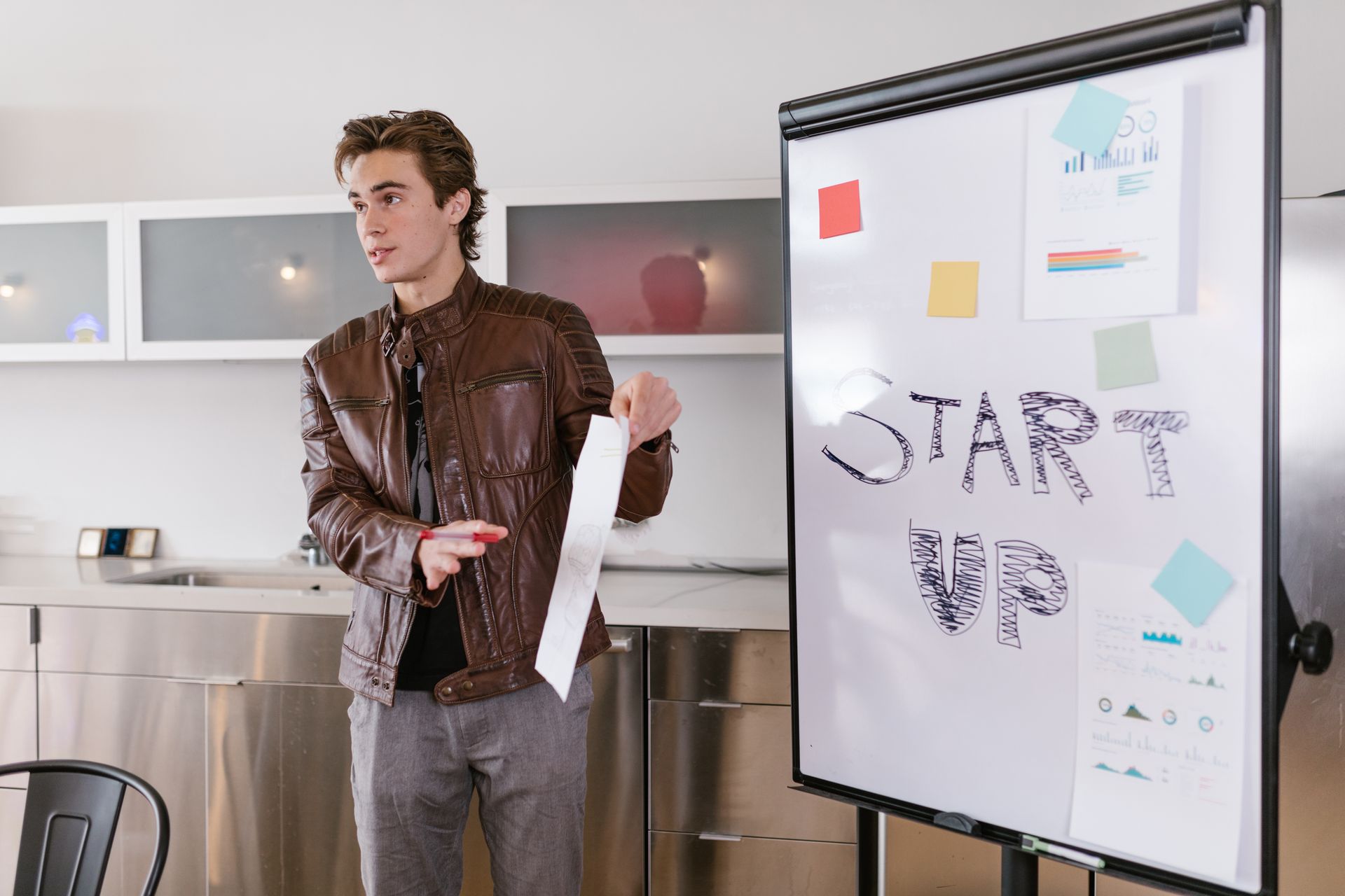 Gründer präsentiert seine Geschäftsidee vor einem Flipchart