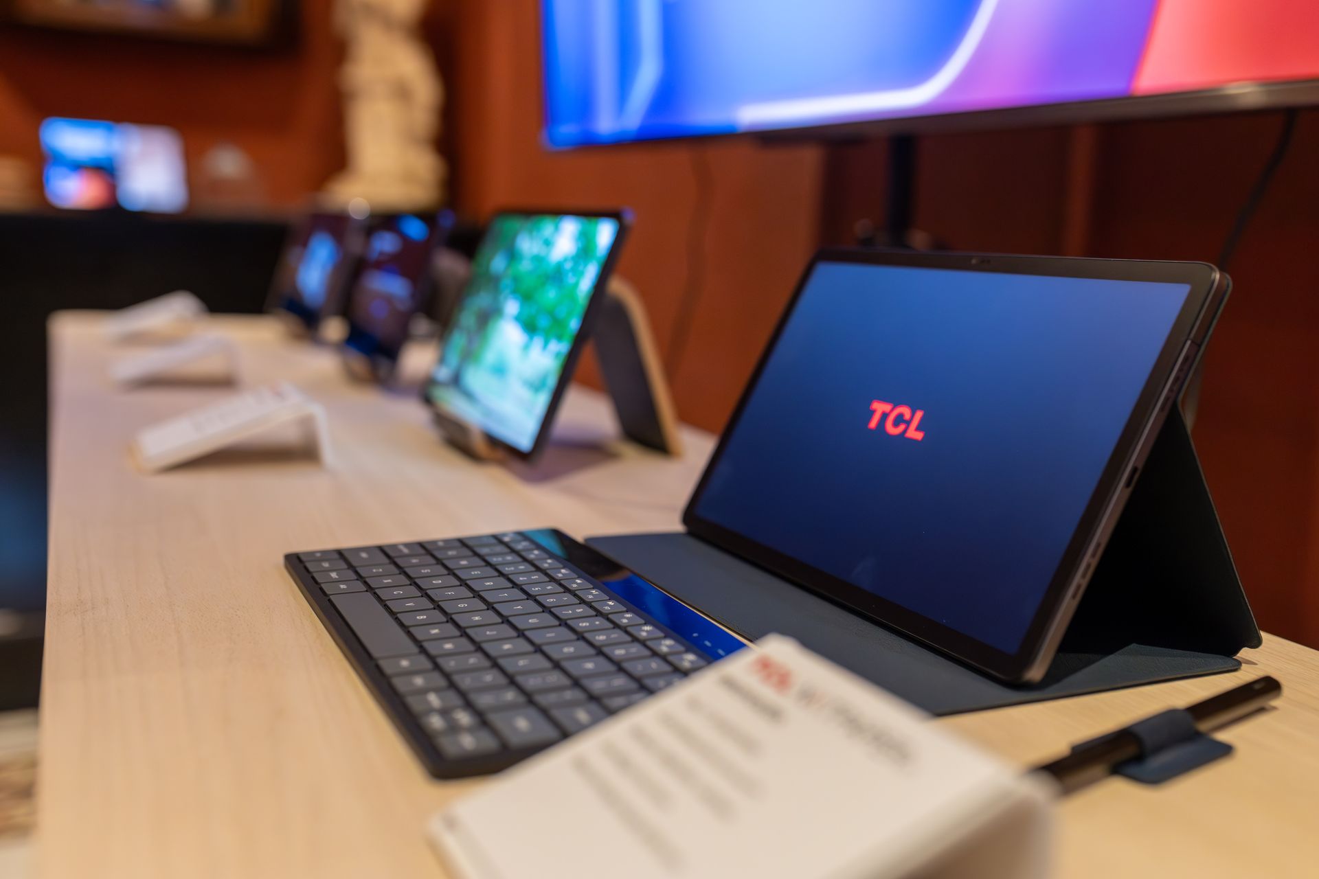 Tablets mit Tastatur stehen zur Ansicht auf einem Messestand