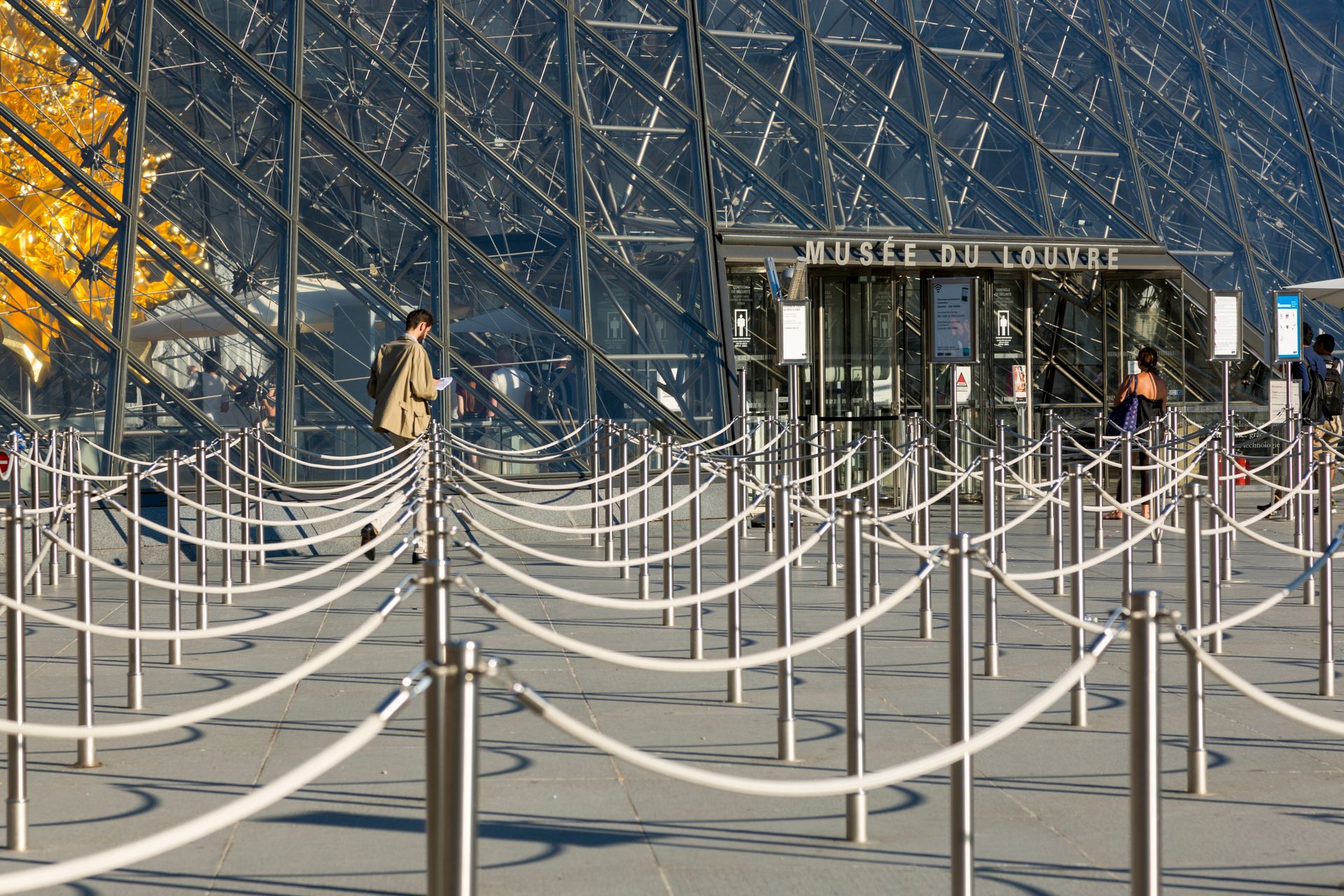 Absperrbänder für die Warteschlange vor dem Eingang des Louvre in Paris