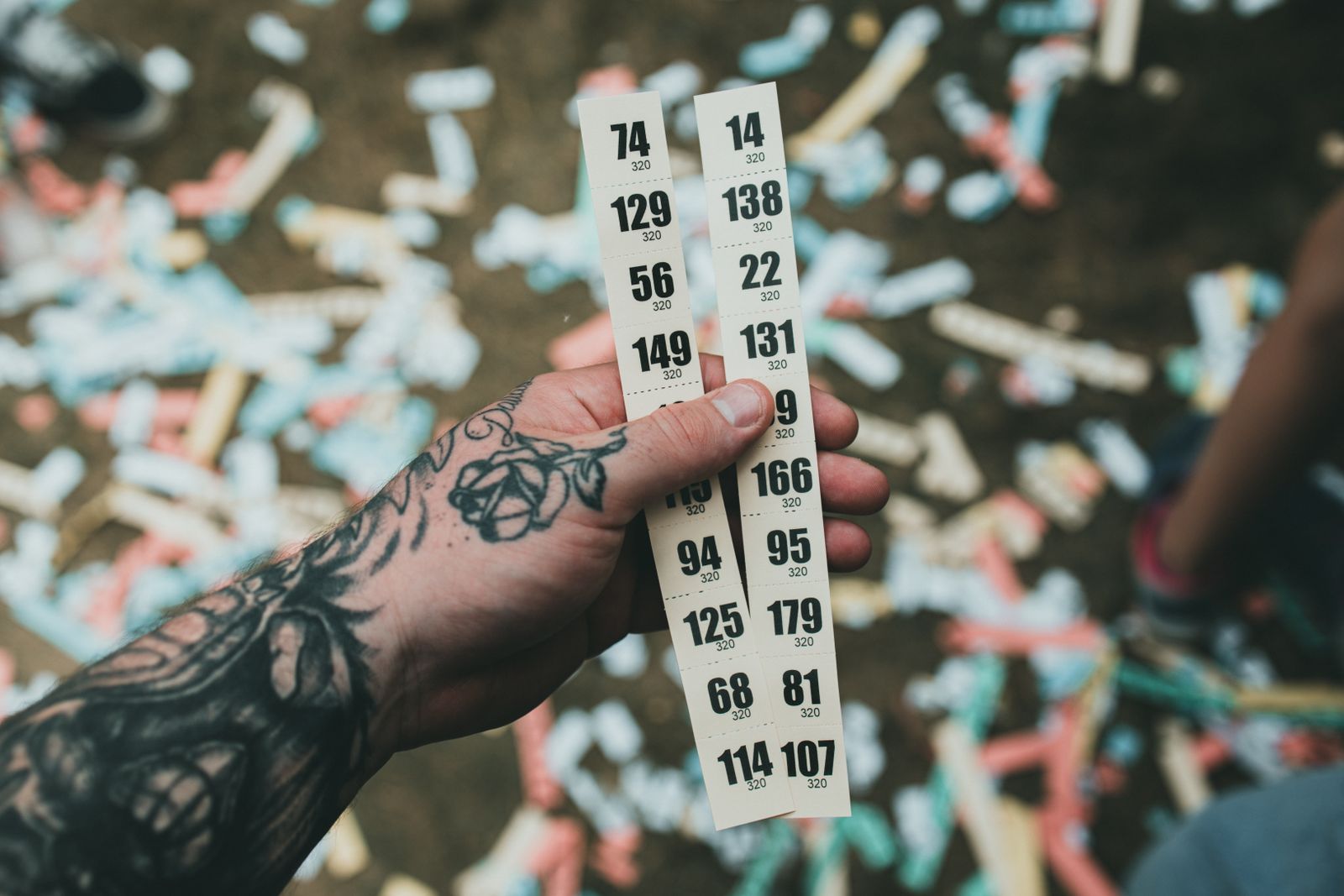 Hand hält Lose zwischen Konfetti auf einem Fest