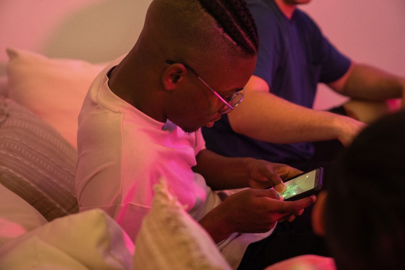 Freunde spielen gemeinsam Spiele auf ihren Smartphones