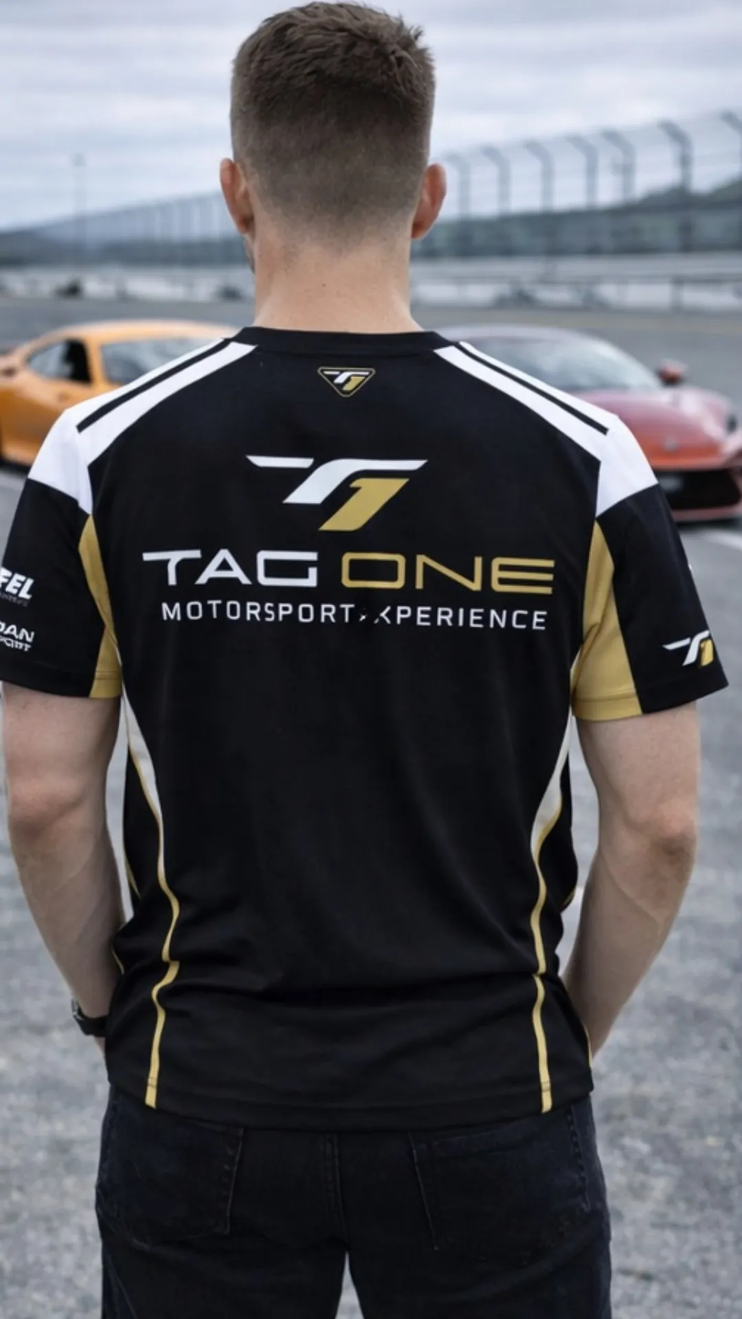 Jersey de course Tag One Motorsport vu de dos sur piste