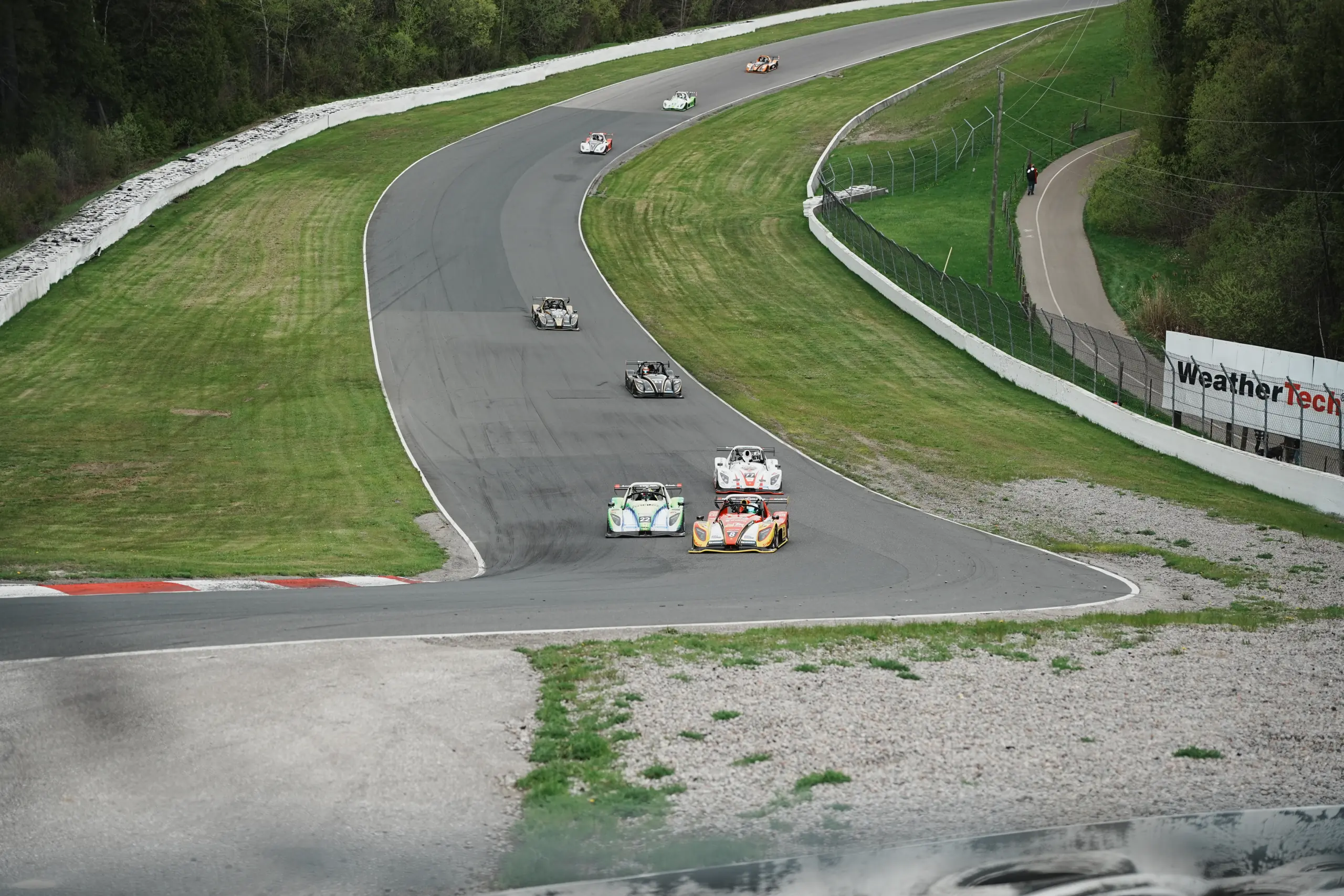 La voiture 8 de Tag One en tête du peloton à Mosport