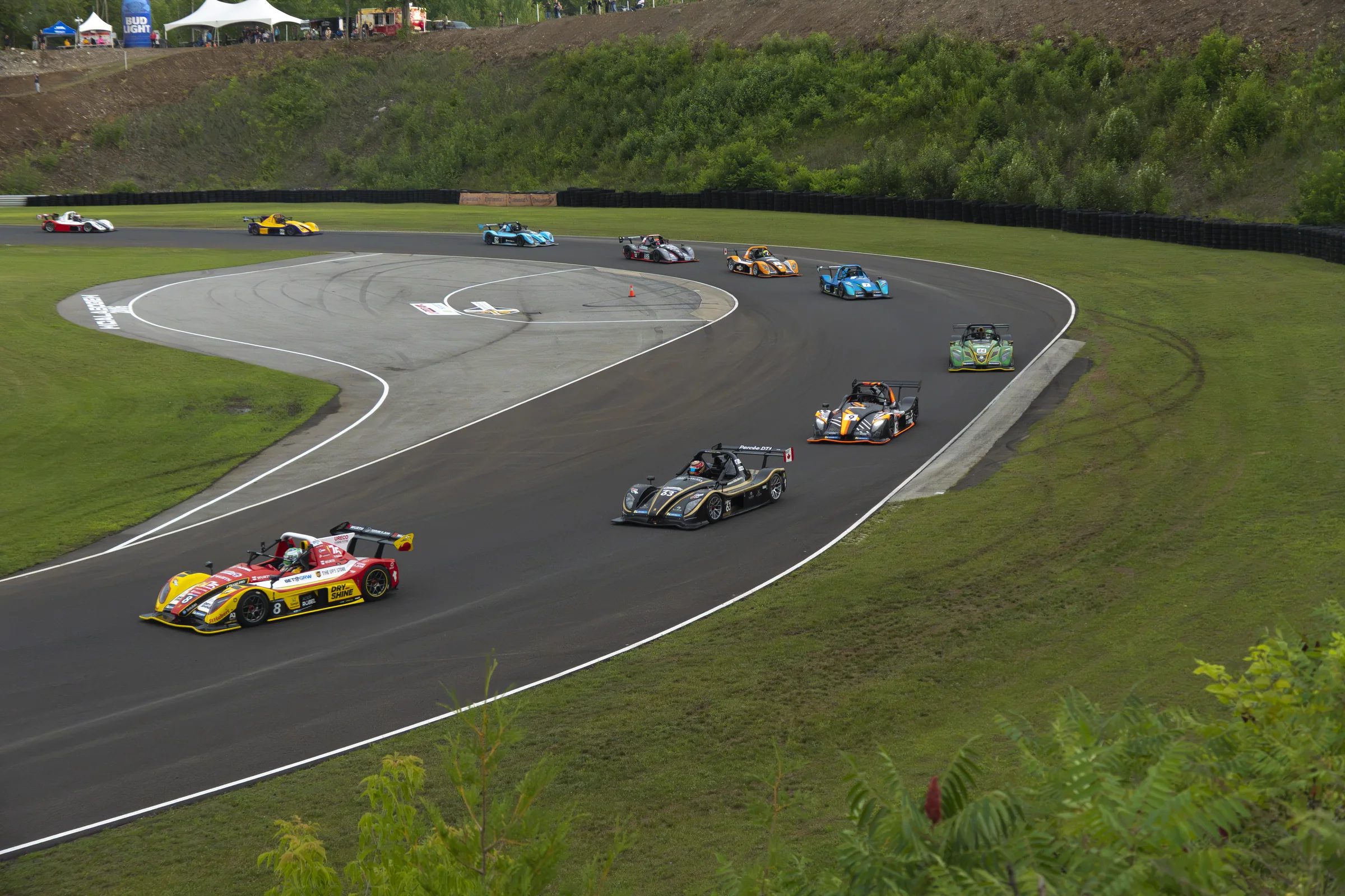 Le peloton de la Radical Cup dans un virage à Calabogie, la voiture 8 de Tag One en tête