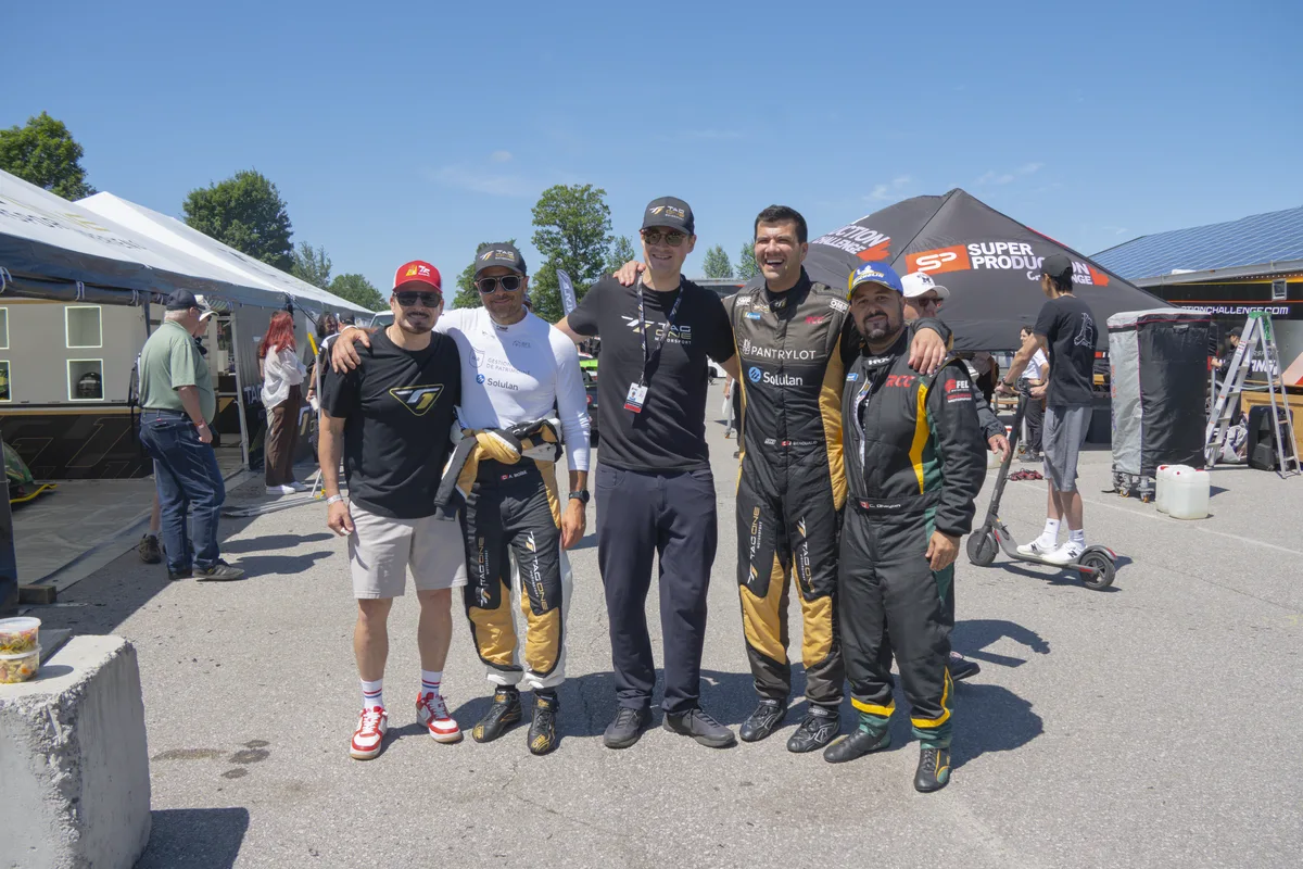Cinq membres de Tag One Motorsports réunis au paddock