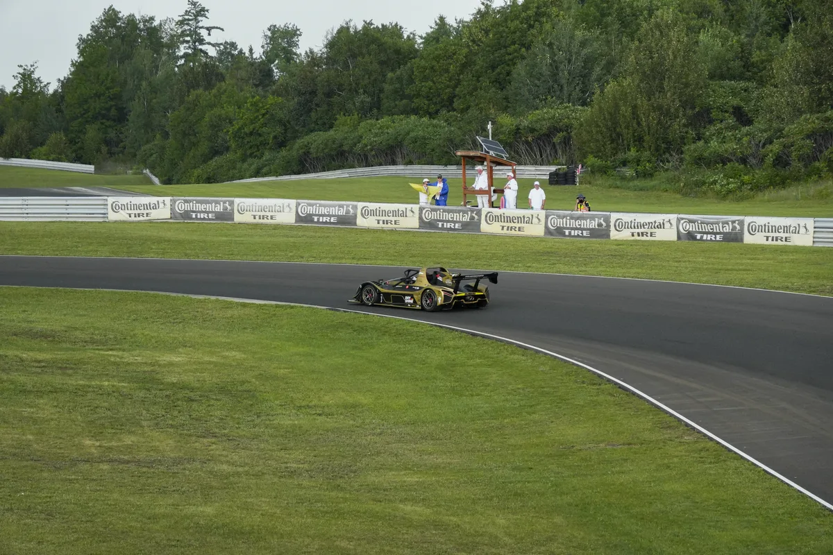 Radical SR3 XXR noire et or de Tag One en piste à Mosport