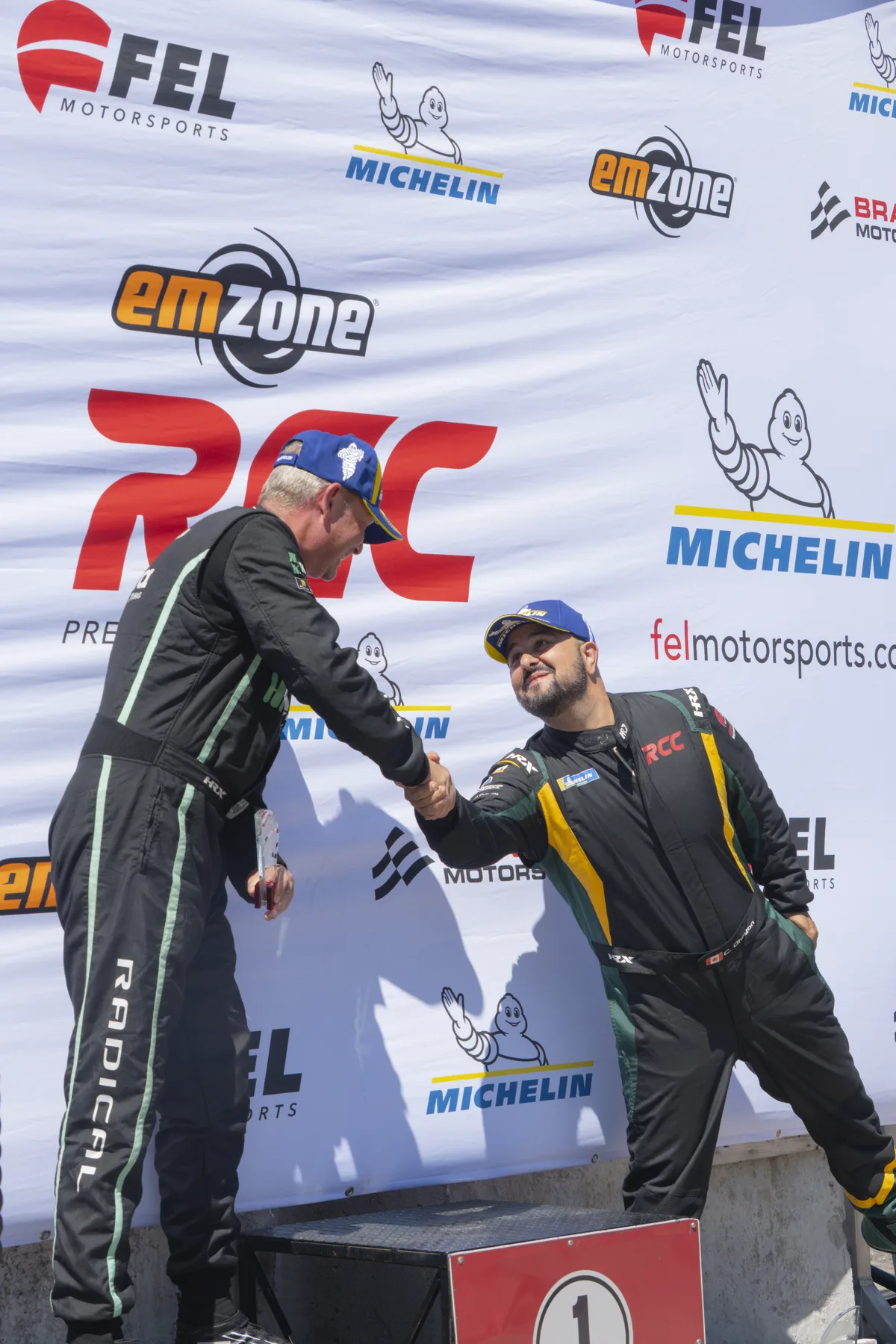 Poignée de main de Cédric Ohayon sur le podium à Calabogie
