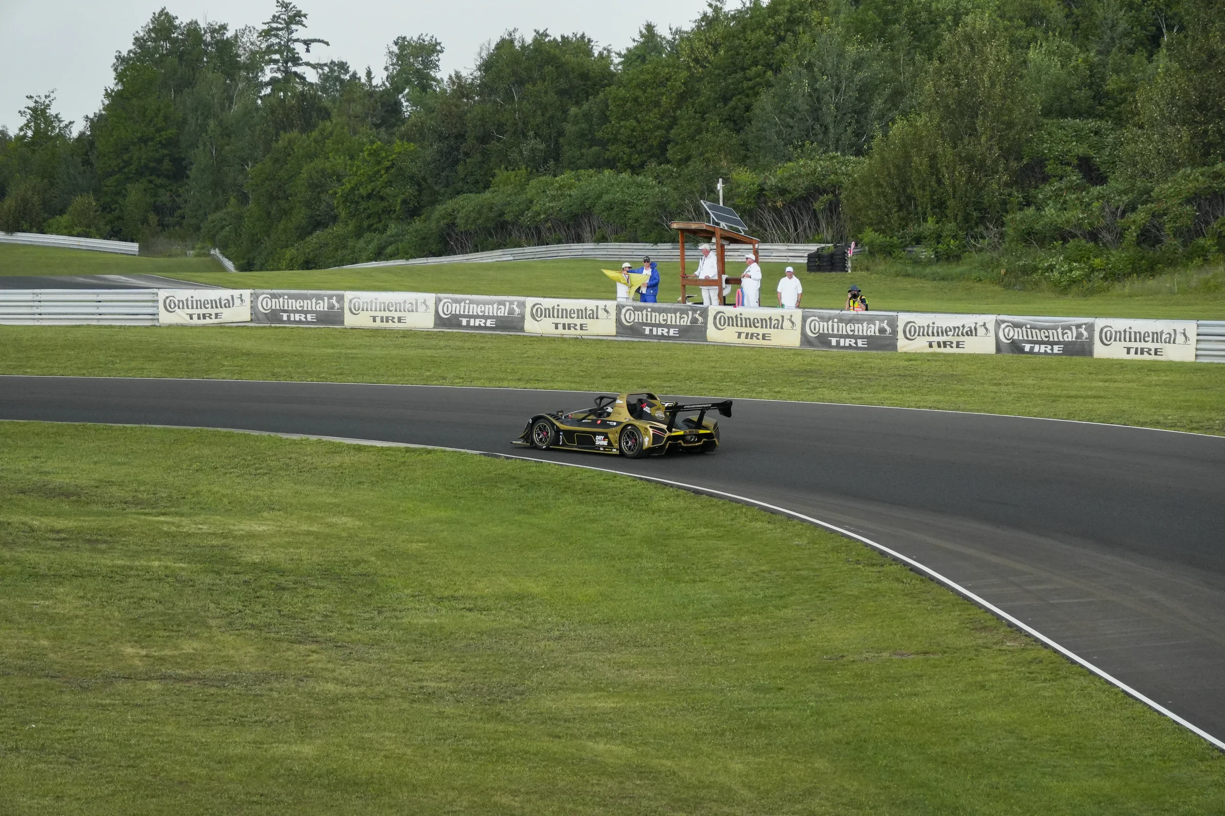Radical SR3 XXR noire et or de Tag One seule en piste
