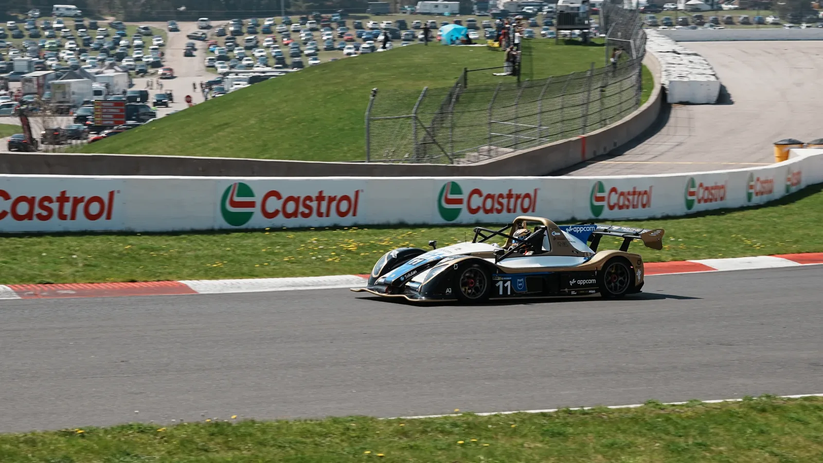 Radical SR3 XXR numéro 11 de Tag One en piste au virage Castrol, CTMP