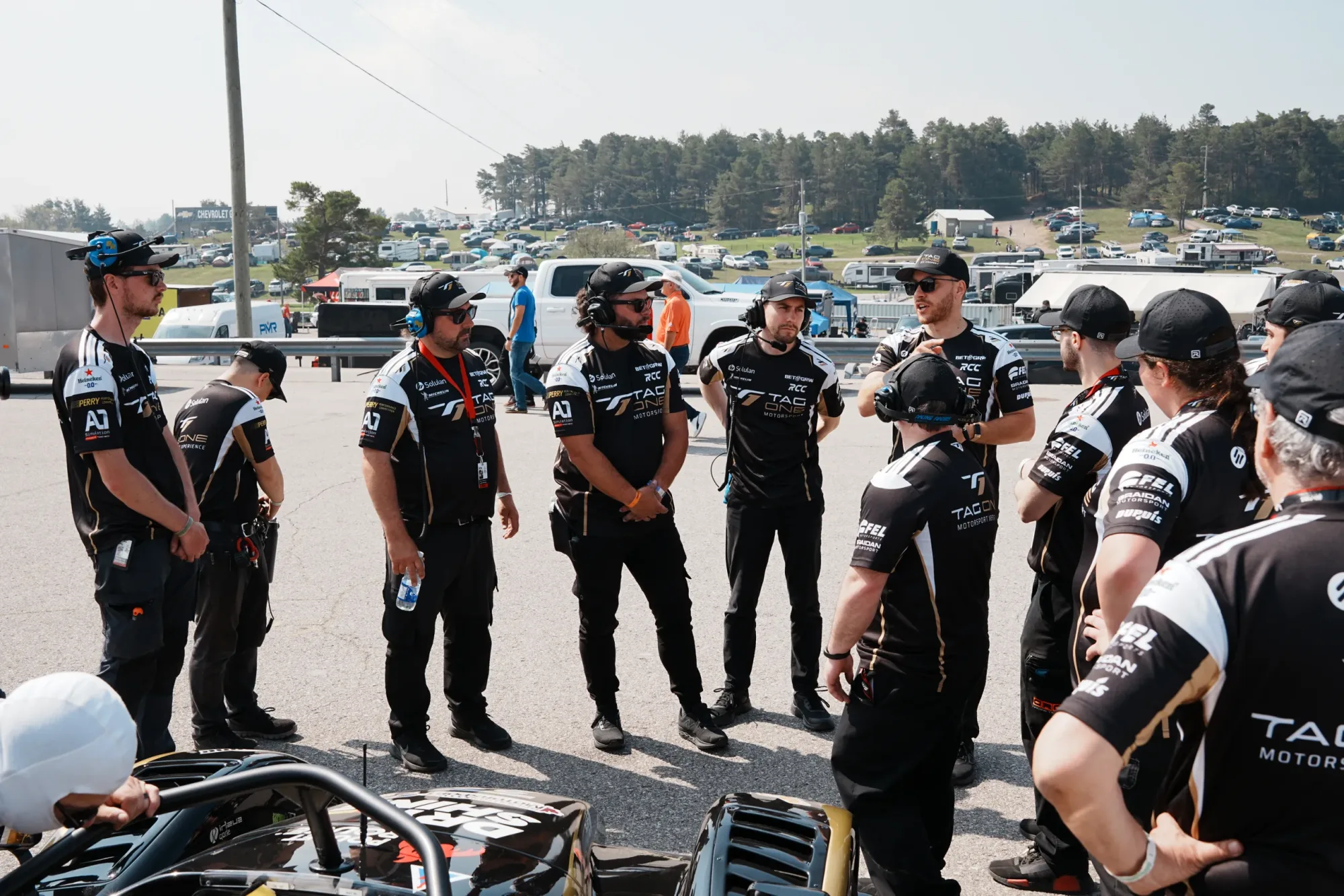 Briefing de l'équipe Tag One Motorsport autour d'une Radical SR3 XXR dans le paddock