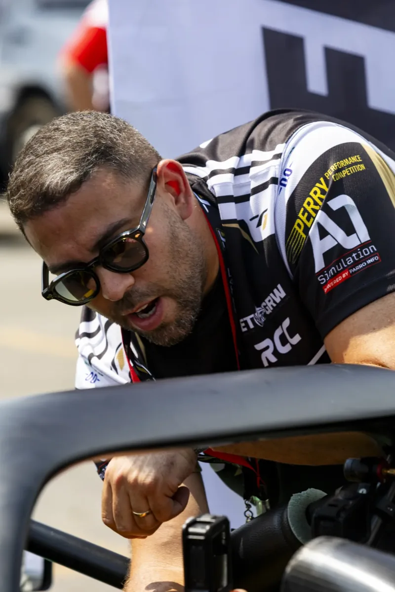 Un membre de Tag One prépare le cockpit au Grand Prix de Trois-Rivières 2026.