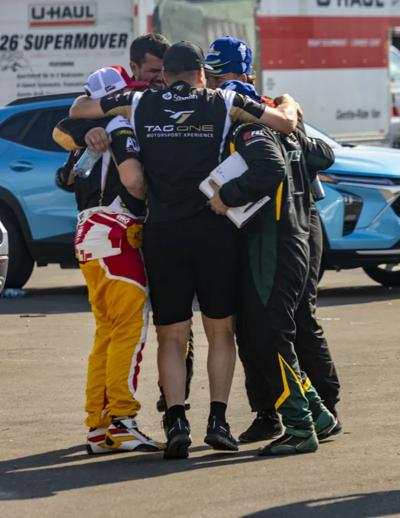 Les pilotes et l’équipe Tag One célèbrent dans le paddock à Markham en 2026.