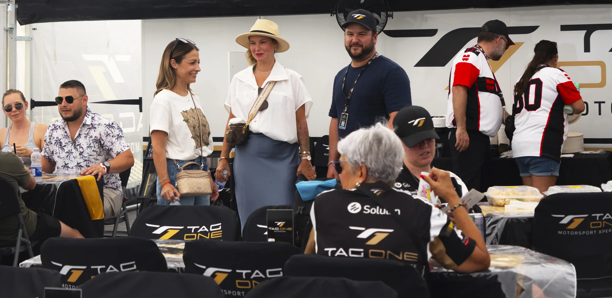 Invités et partenaires sous le chapiteau d'hospitalité de Tag One Motorsports au Canadian Tire Motorsport Park