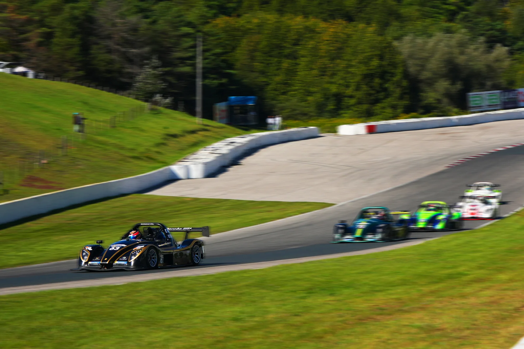 La Radical #63 d'Antoine Sénéchal en tête d'un groupe au Canadian Tire Motorsport Park
