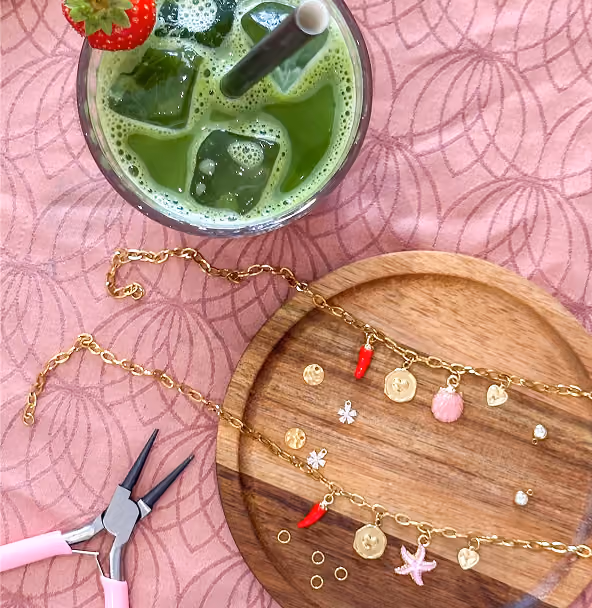 un verre de match et des bijoux