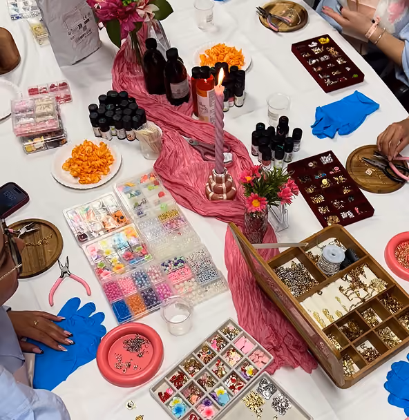 beaucoup de bijoux posé sur une table