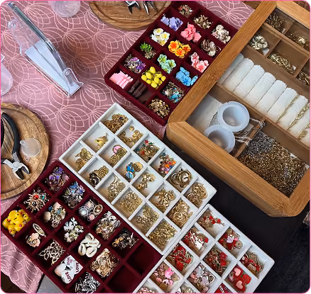 plusieurs bougie posé sur une table