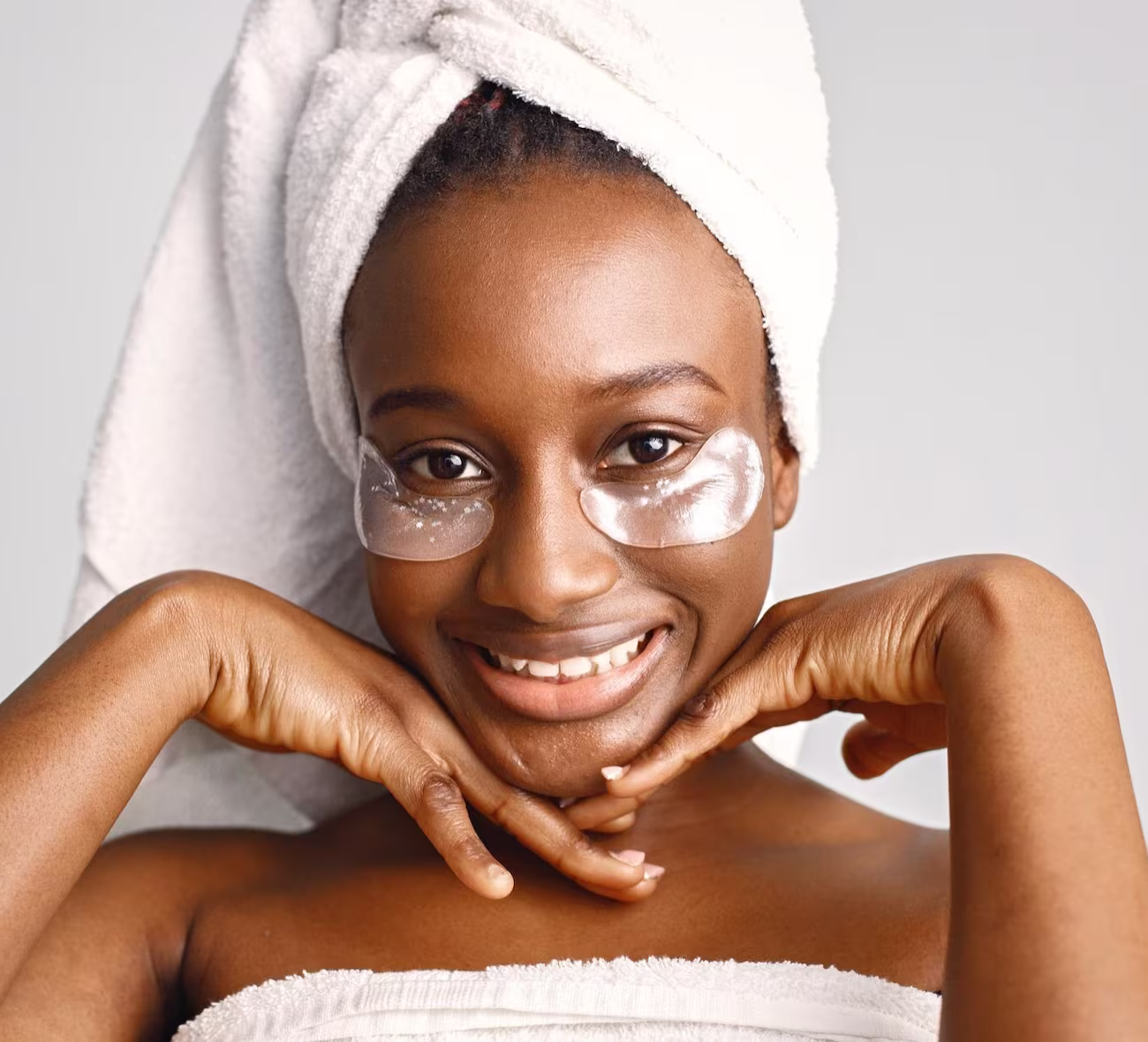 Licensed aesthetician performing a hydrating summer facial on a client at Aesthetics Collective med spa in Murfreesboro, TN