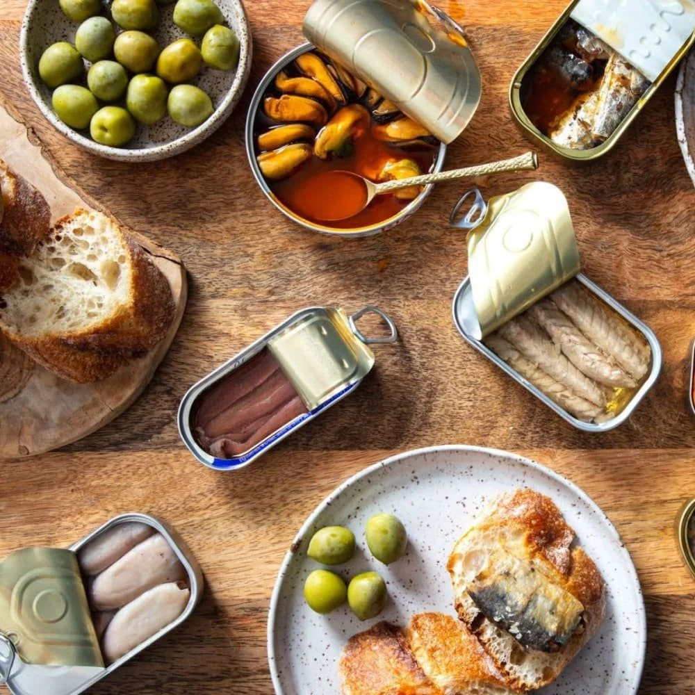 Crudo e Nudo Tin Club