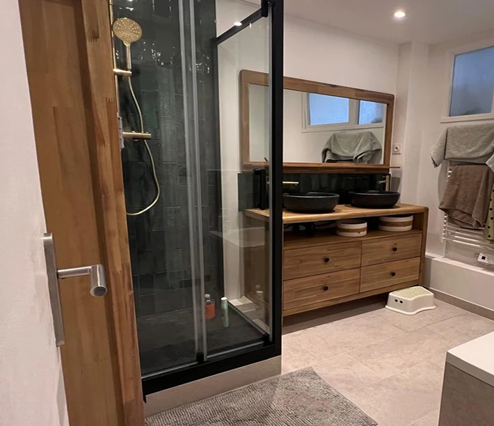 alt="rénovation salle de bain avec douche à l’italienne et meuble double vasque réalisée au Bouscat près de Bordeaux"