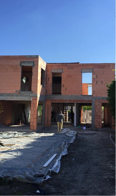 alt="chantier de rénovation de maison avec surélévation et création d’ouvertures dans une maison en travaux à Bordeaux"