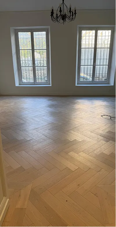 alt="bureau rénové avec parquet en pointe de Hongrie et peinture neuve après rénovation intérieure à Bordeaux"