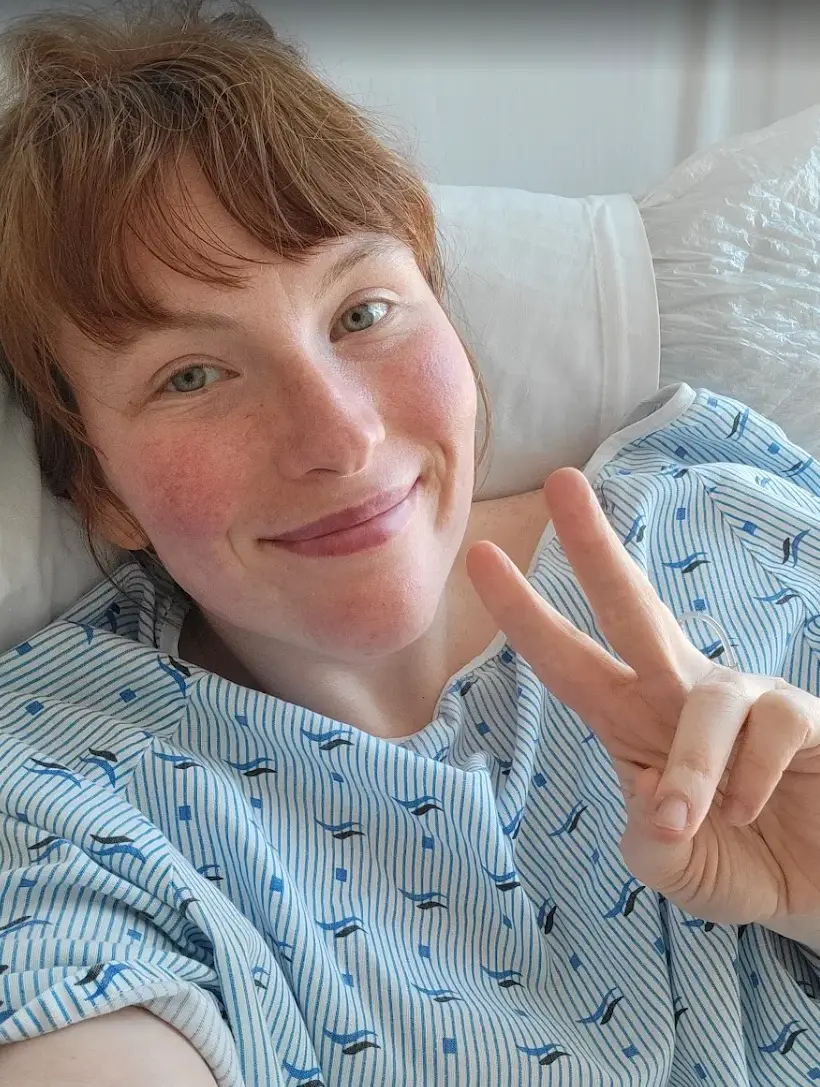 Dr. Sandy Martinez standing with a smiling patient shortly after bariatric surgery. A thumbs-up celebrating a safe and quick recovery in a modern medical setting.