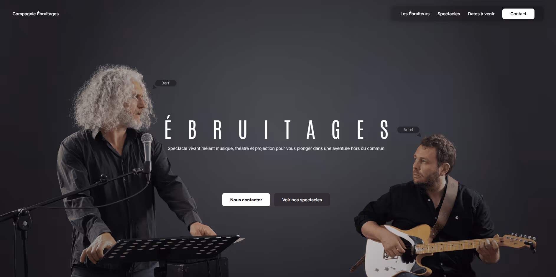 Deux hommes, l'un au micro et l'autre à la guitare, devant un fond gris avec le texte ÉBRUITAGES.