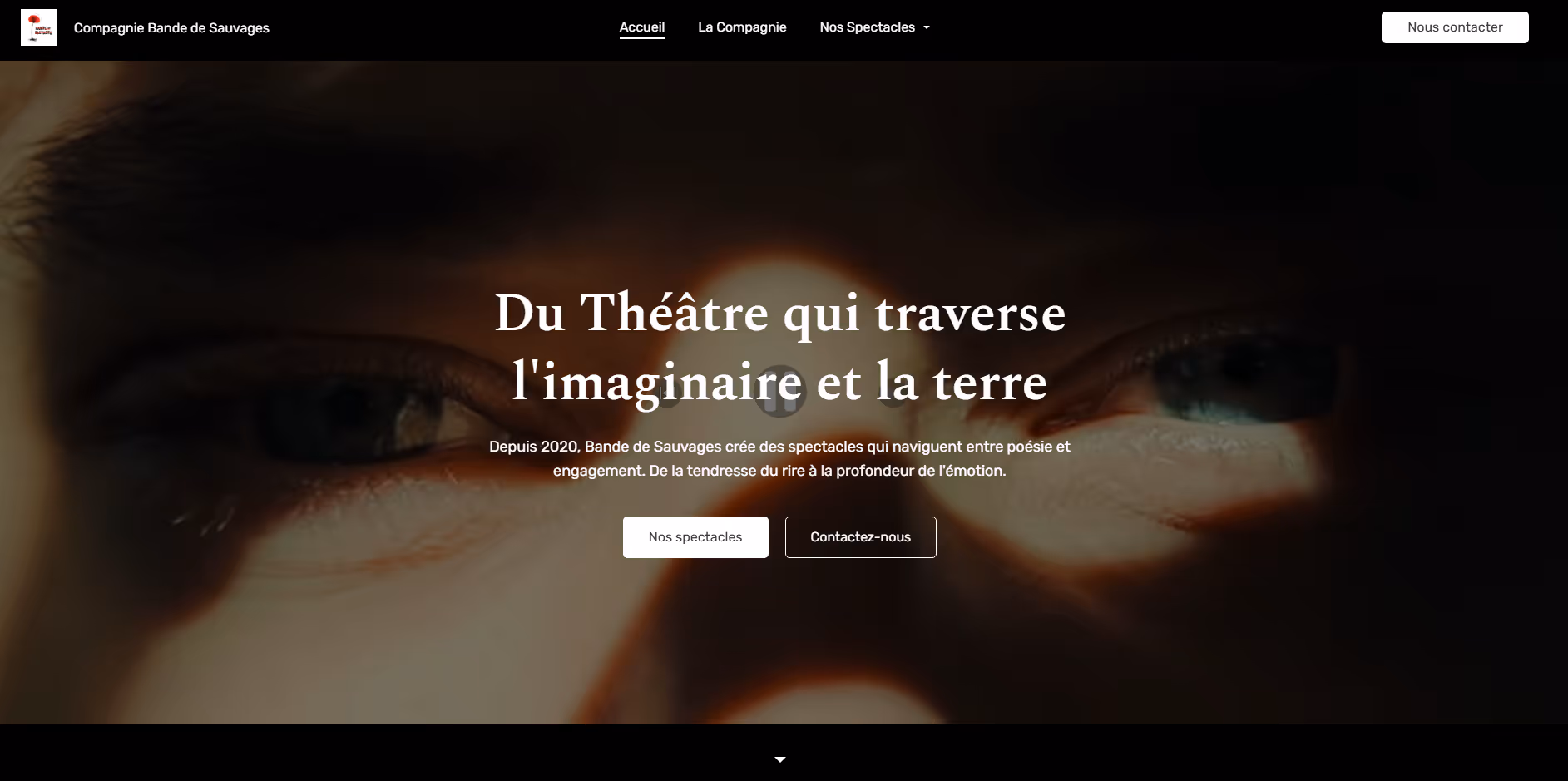 Gros plan sur des yeux humains avec texte sur un théâtre mêlant imaginaire et terre.