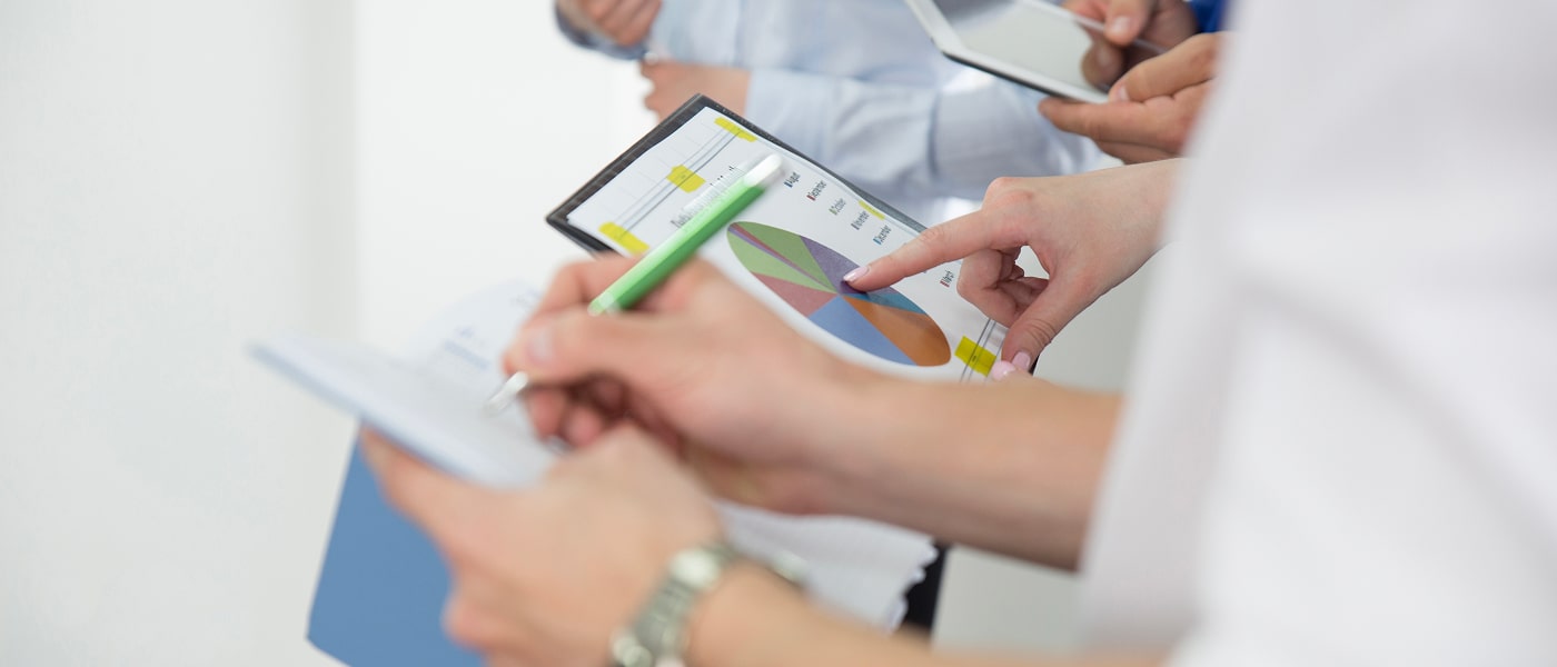 Professionnels de santé consultant un graphique sur une tablette