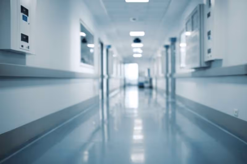 Photo d'un hall d'hopital vide, symbolisant la difficulté pour certains établissements de santé à recruter du personnel soignant.