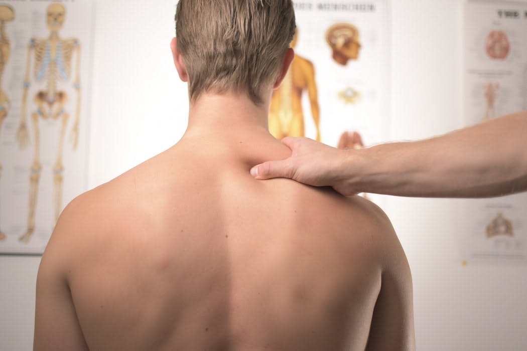Photo d'un patient en train de recevoir un massage d'un masseur-kinésithérapeute, le métier qui se trouve etre aujourd'hui le plus en tension au sein des établissements de santé publics.